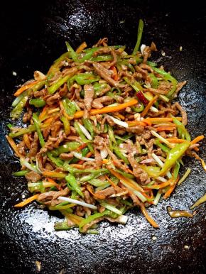 起锅前加入适量的鸡粉翻炒均匀即可！