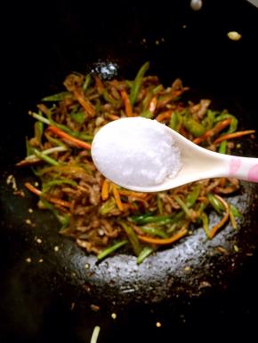 加入一小勺盐翻炒均匀！