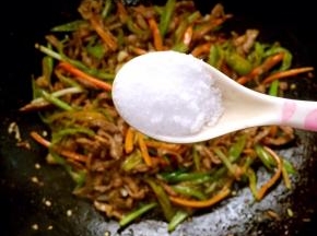 加入一小勺盐翻炒均匀！