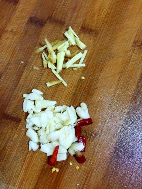 蒜瓣剥皮剁碎，生姜切成小丁，干辣椒切成段备用！