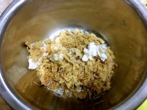 将馅料混合在一起，用手揉捏成团，之后分成10等份