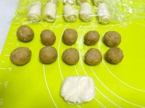 取一块牛舌卷，从中间压一下