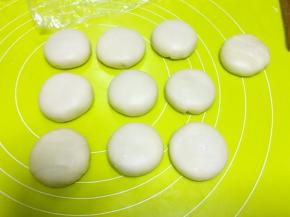 包裹好馅料的肉松饼，用手掌压一下，整理成圆形，烤盘铺油纸果油布，凉整理好的肉松馅饼放到烤盘上，烤箱预热180度烤25分钟