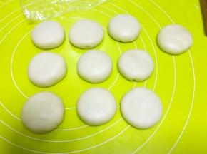 包裹好馅料的肉松饼，用手掌压一下，整理成圆形，烤盘铺油纸果油布，凉整理好的肉松馅饼放到烤盘上，烤箱预热180度烤25分钟