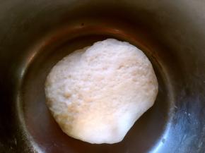 将水油皮材料混合，活成面团，揉至光滑状态，包裹保鲜膜冰箱冷藏