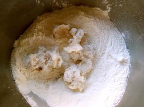 混合油酥皮材料，用手一点点抓揉，活成面团