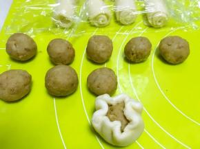 之后再按成扁，擀成薄片，包裹上肉松馅，收好收口