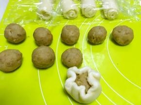 之后再按成扁，擀成薄片，包裹上肉松馅，收好收口
