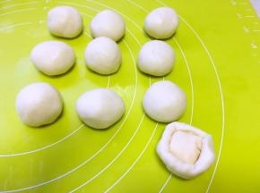 将水油皮面团包裹油酥皮面团，全部包裹好后，松弛15分钟