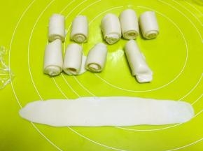 再擀成长条，卷起来，继续盖保鲜膜松弛15分钟