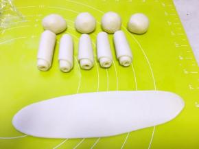 将面团擀成长条，卷成牛舌卷，盖保鲜膜松弛15分钟
