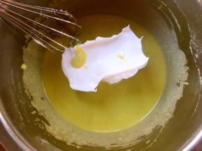 将打发好的蛋白分三次加入到面糊中，先用蛋抽翻拌均匀，最后再用刮刀将底下的翻拌均匀