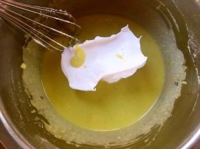 将打发好的蛋白分三次加入到面糊中，先用蛋抽翻拌均匀，最后再用刮刀将底下的翻拌均匀