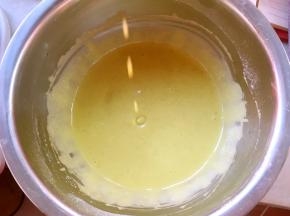 分离鸡蛋，蛋白打至干净容器，蛋黄加入到面糊中，用蛋抽画Z字搅拌均匀顺滑，蒸锅多加些水，中火加热