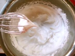 蛋白加几滴柠檬汁，分三次加入砂糖打至硬性发泡，打蛋器提起有个小三角尖