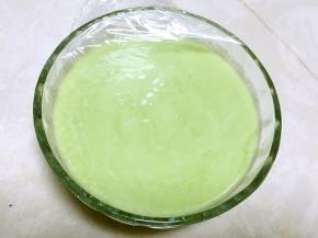 青豆汤加玉米油搅拌均匀，之后过筛低筋面粉，搅拌均匀