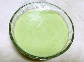 青豆汤加玉米油搅拌均匀，之后过筛低筋面粉，搅拌均匀