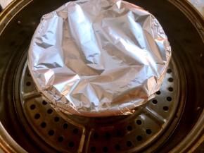 模具上盖锡纸，蒸锅冒气，放入模具蒸35分钟关火，再闷3分钟出炉