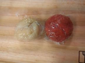 油皮（油皮:普通面粉150g、猪油23g、水50g）和成团，分成2份，其中一份加红曲粉揉匀，盖上保鲜膜静置半小时；