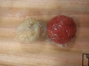 油皮（油皮:普通面粉150g、猪油23g、水50g）和成团，分成2份，其中一份加红曲粉揉匀，盖上保鲜膜静置半小时；