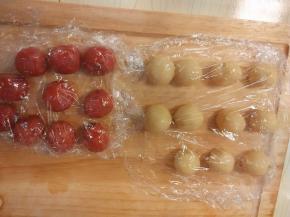 两份油皮分别分成10等分（油炸的不能太小，烤箱的可以做小一点），揉圆备用；