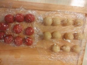 两份油皮分别分成10等分（油炸的不能太小，烤箱的可以做小一点），揉圆备用；
