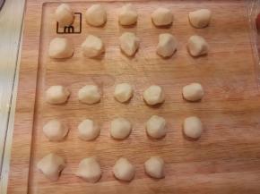 把油酥材料（油酥:普通面粉100g、猪油50g）放入盆中揉成均匀的面团，分成20等分。揉圆备用；
