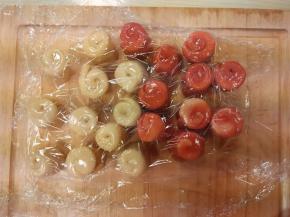 竖着压短一点，放在一边盖着保鲜膜备用；