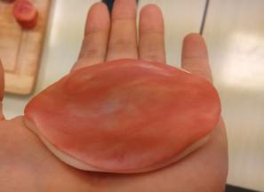 把二片不同颜色的水油皮重叠；