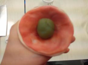 包入一个10克左右的莲蓉馅，把收口向上收紧（不要包包子的捏法）；