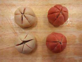 收口朝下，正面交叉切三刀。深度以露出豆沙馅为宜；