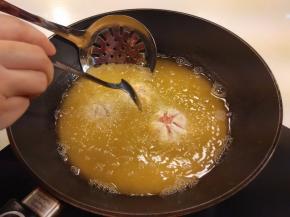 小火烧油6成热，放入炸制。可用勺子弄一下花瓣让其开放。花朵打开，炸到白色微黄就可捞出。