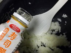 米饭趁热加入寿司醋搅拌均匀 然后晾凉