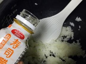 米饭趁热加入寿司醋搅拌均匀 然后晾凉