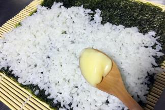 将蛋黄沙拉酱均匀抹在米饭上