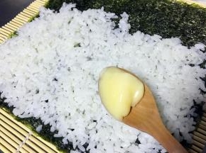 将蛋黄沙拉酱均匀抹在米饭上