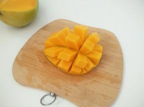 芒果对半切开，切十字花刀。