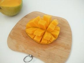 芒果对半切开，切十字花刀。