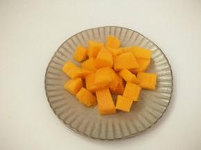 把芒果果肉取下备用