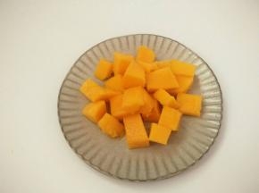 把芒果果肉取下备用