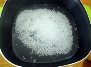 锅里做水烧开，下西米转小火。