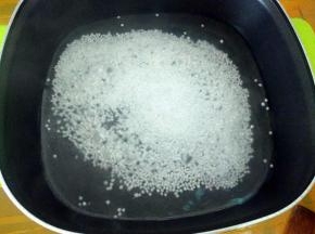 锅里做水烧开，下西米转小火。