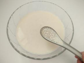 再加入纯牛奶浸泡个十分钟