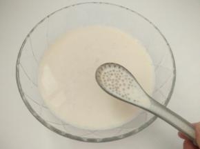 再加入纯牛奶浸泡个十分钟