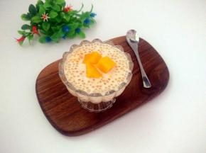 装入容器，放上芒果丁即可。