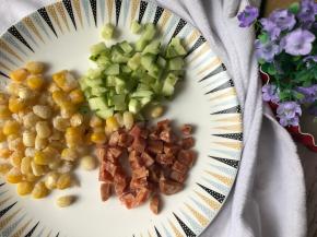 各种食材切粒：我用的是玉米粒、黄瓜、肉肠。