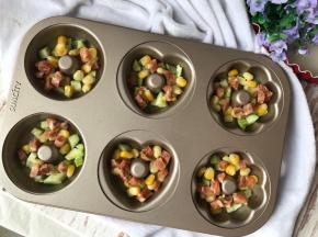 将切粒到食材放入模具。