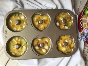 再加入鸡蛋液，撒上调料。