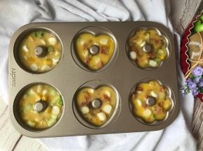 再加入鸡蛋液，撒上调料。