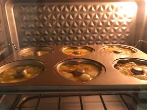 烤箱预热180度5分钟，烘烤10分钟左右至鸡蛋熟透。